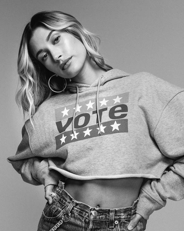 A modelo Hailey Bieber participou da divulgação das camisas da Levi's para incentivar a população a votar